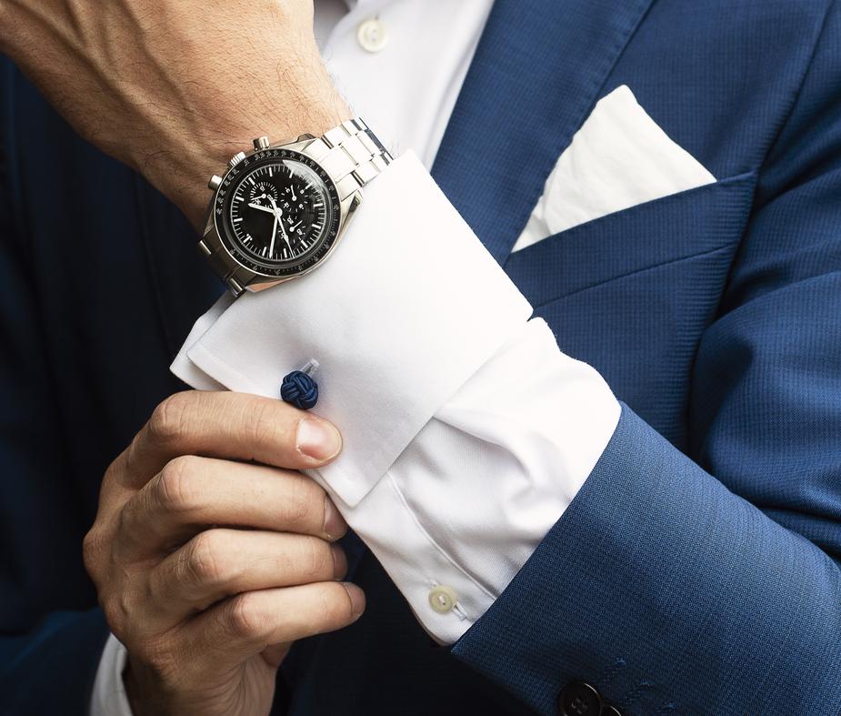 adjusting-french-cuffs-mens-fashion.jpg